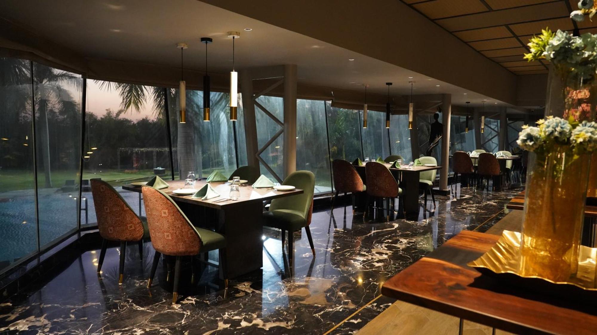 Seasons Rajkot Hotel Buitenkant foto
