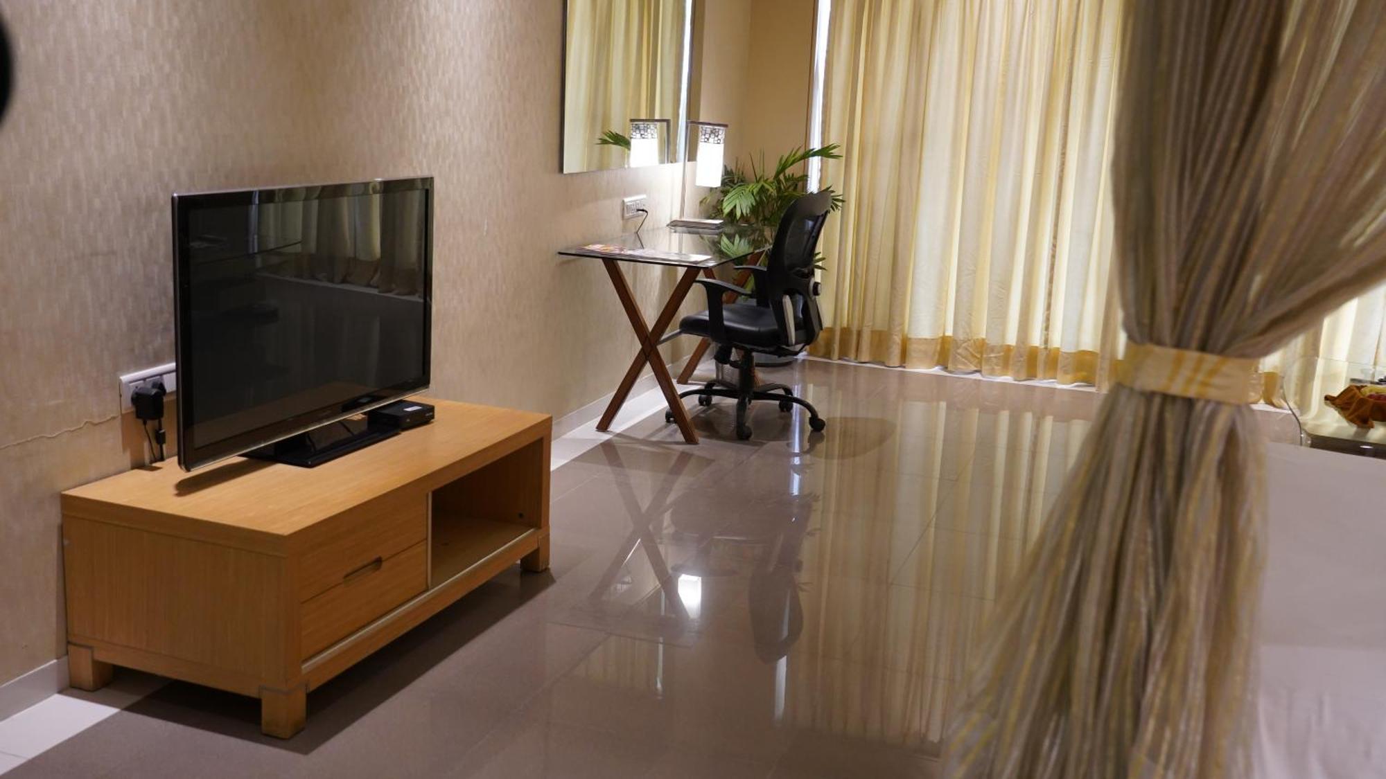 Seasons Rajkot Hotel Buitenkant foto