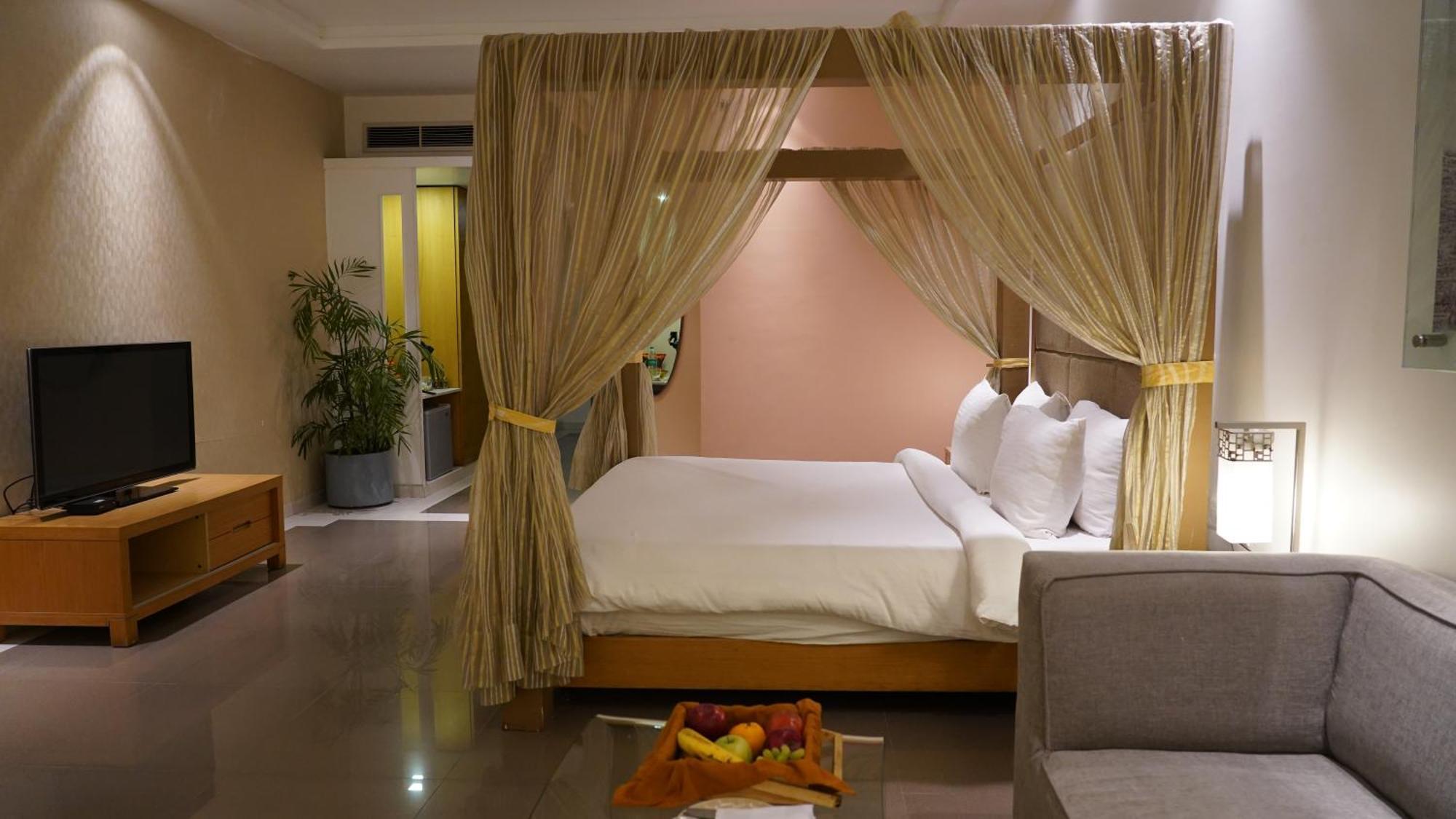 Seasons Rajkot Hotel Buitenkant foto