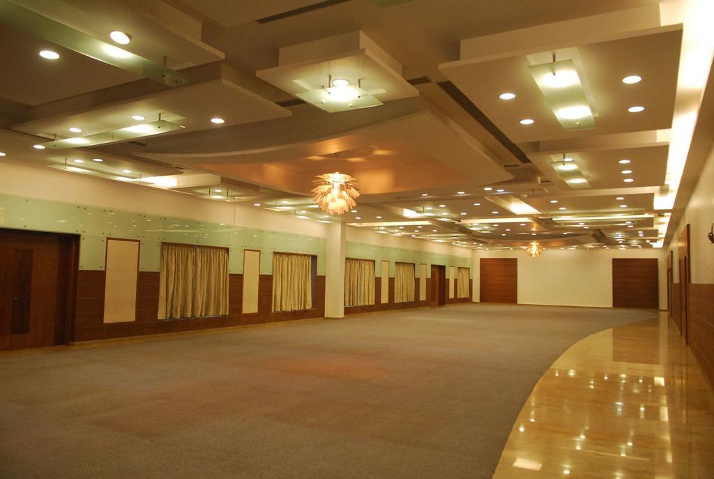 Seasons Rajkot Hotel Buitenkant foto