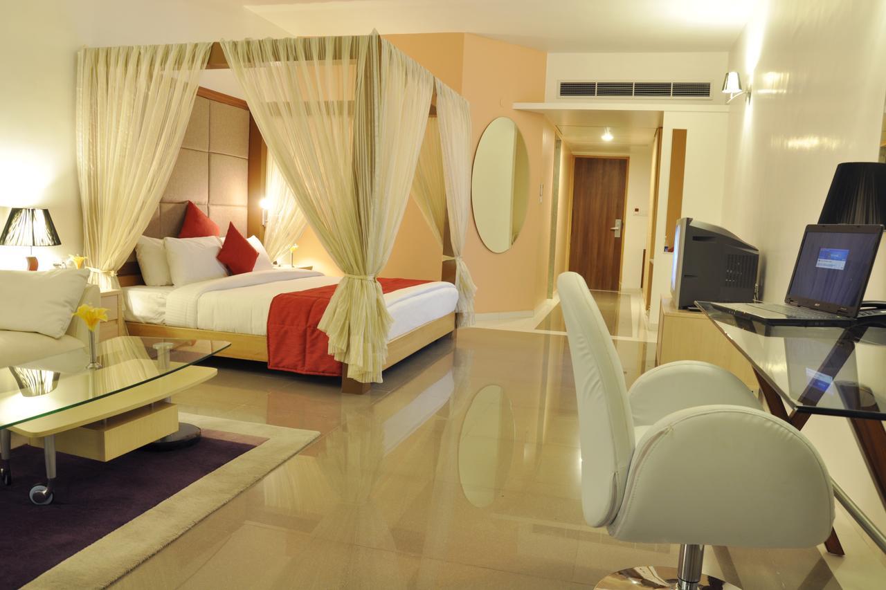 Seasons Rajkot Hotel Buitenkant foto