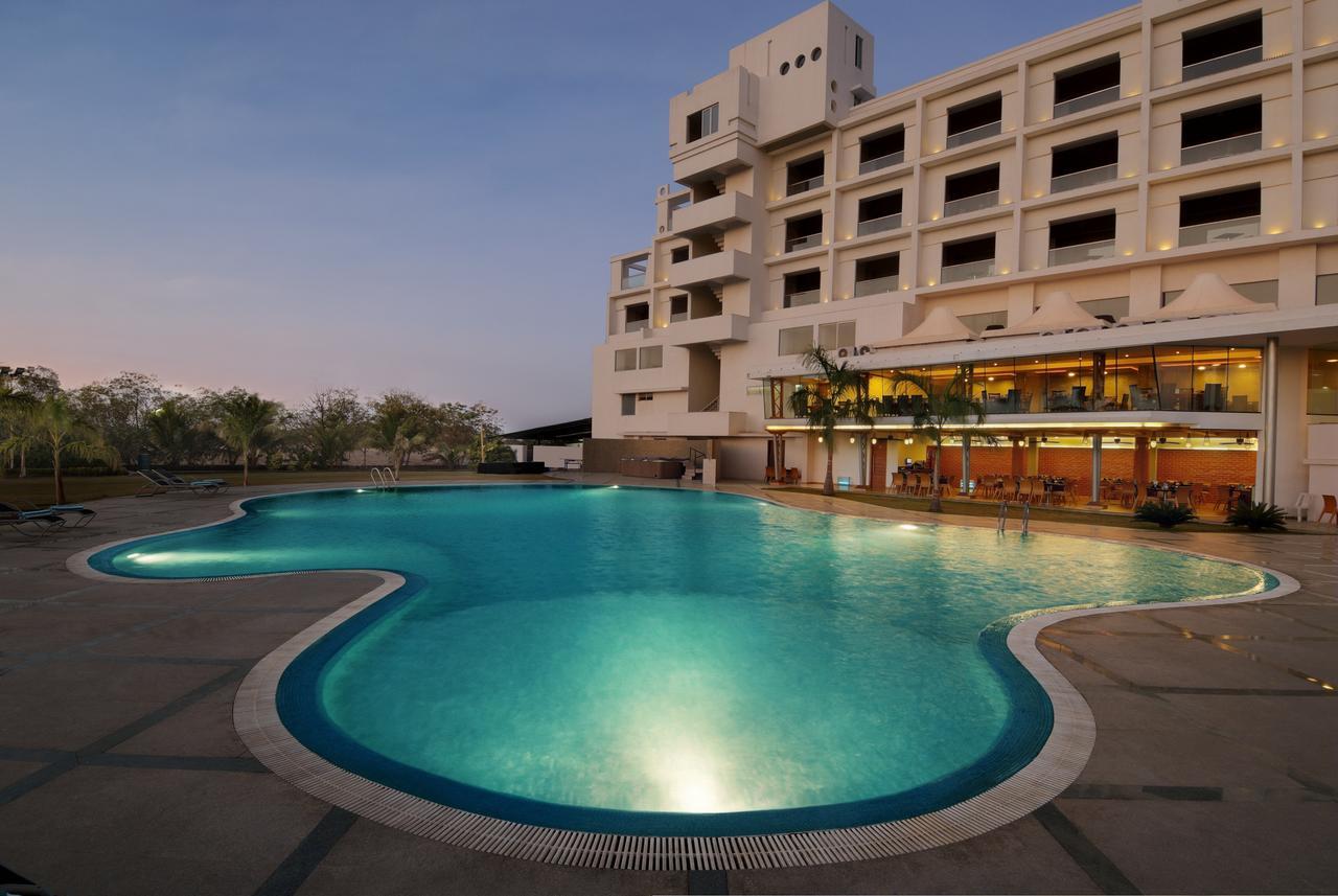 Seasons Rajkot Hotel Buitenkant foto