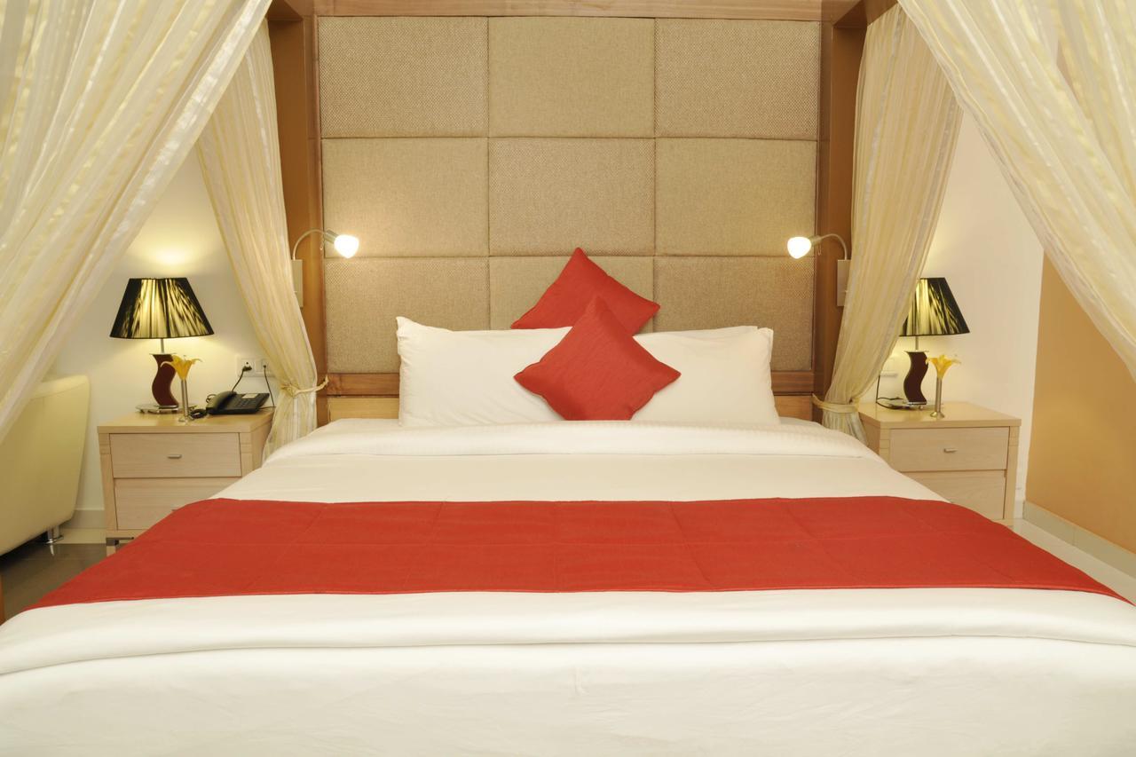Seasons Rajkot Hotel Buitenkant foto