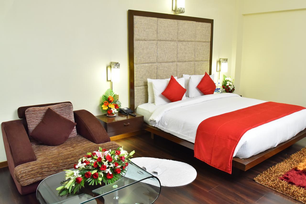Seasons Rajkot Hotel Buitenkant foto