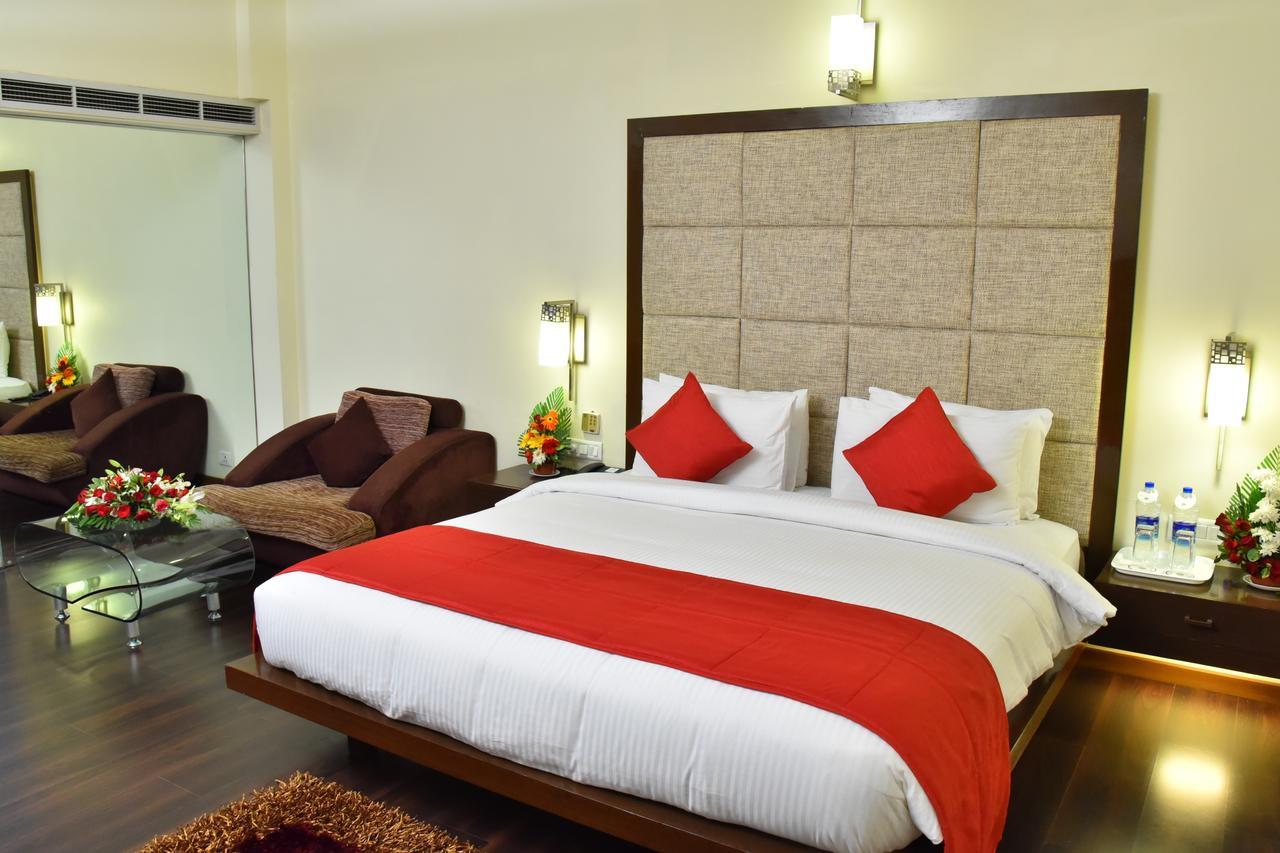 Seasons Rajkot Hotel Buitenkant foto