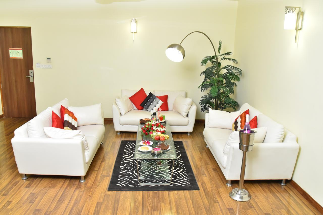Seasons Rajkot Hotel Buitenkant foto