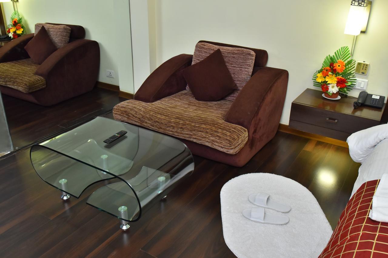 Seasons Rajkot Hotel Buitenkant foto