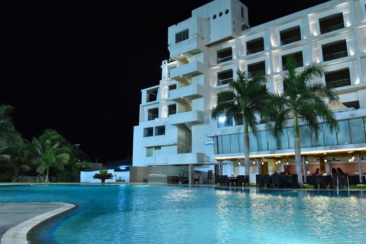 Seasons Rajkot Hotel Buitenkant foto