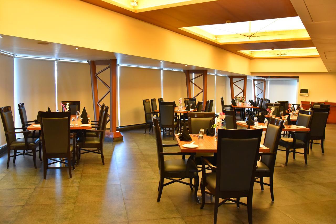Seasons Rajkot Hotel Buitenkant foto