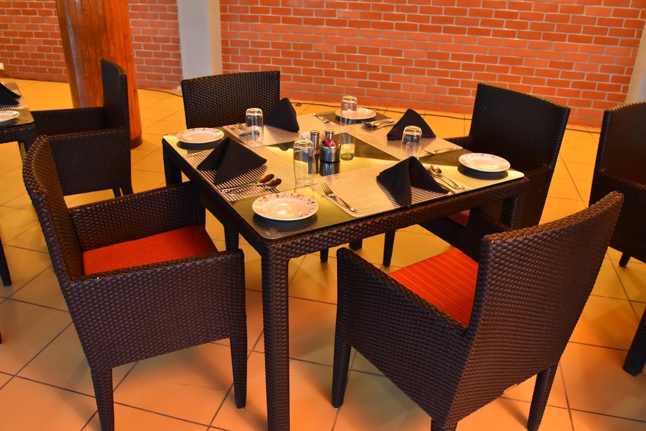 Seasons Rajkot Hotel Buitenkant foto