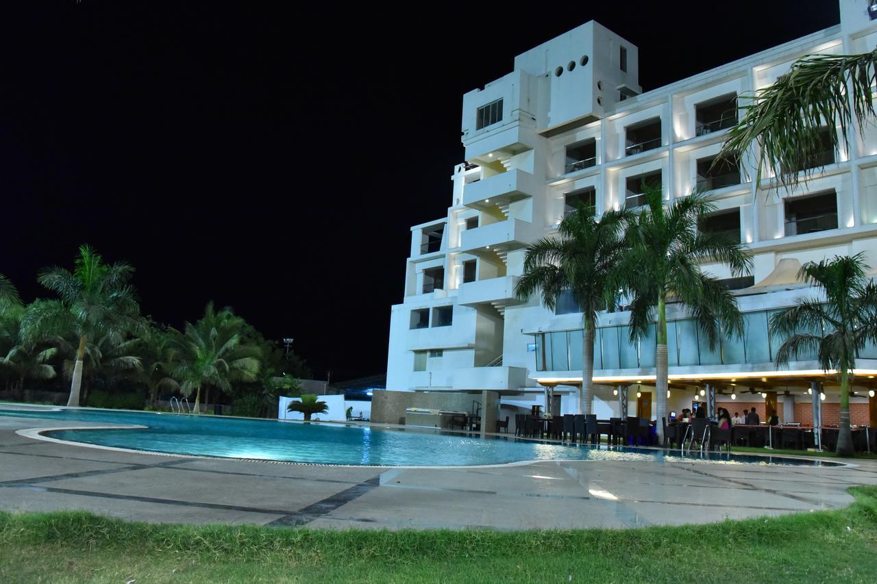 Seasons Rajkot Hotel Buitenkant foto