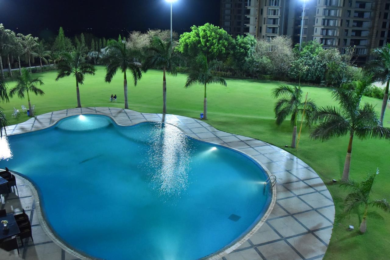 Seasons Rajkot Hotel Buitenkant foto
