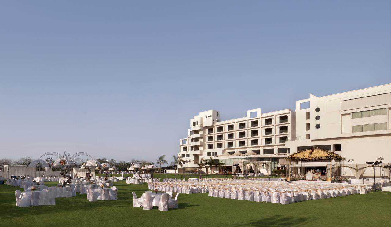 Seasons Rajkot Hotel Buitenkant foto