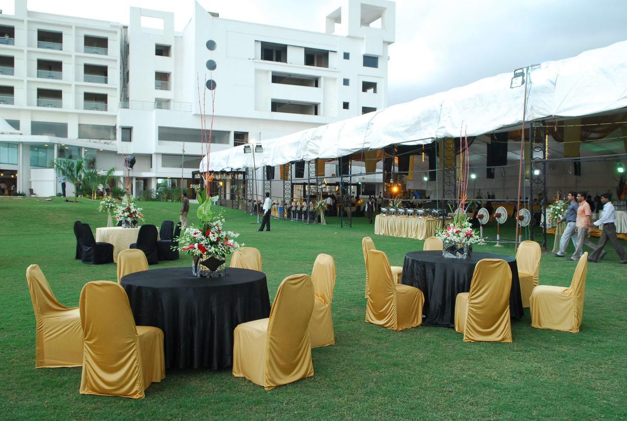 Seasons Rajkot Hotel Buitenkant foto