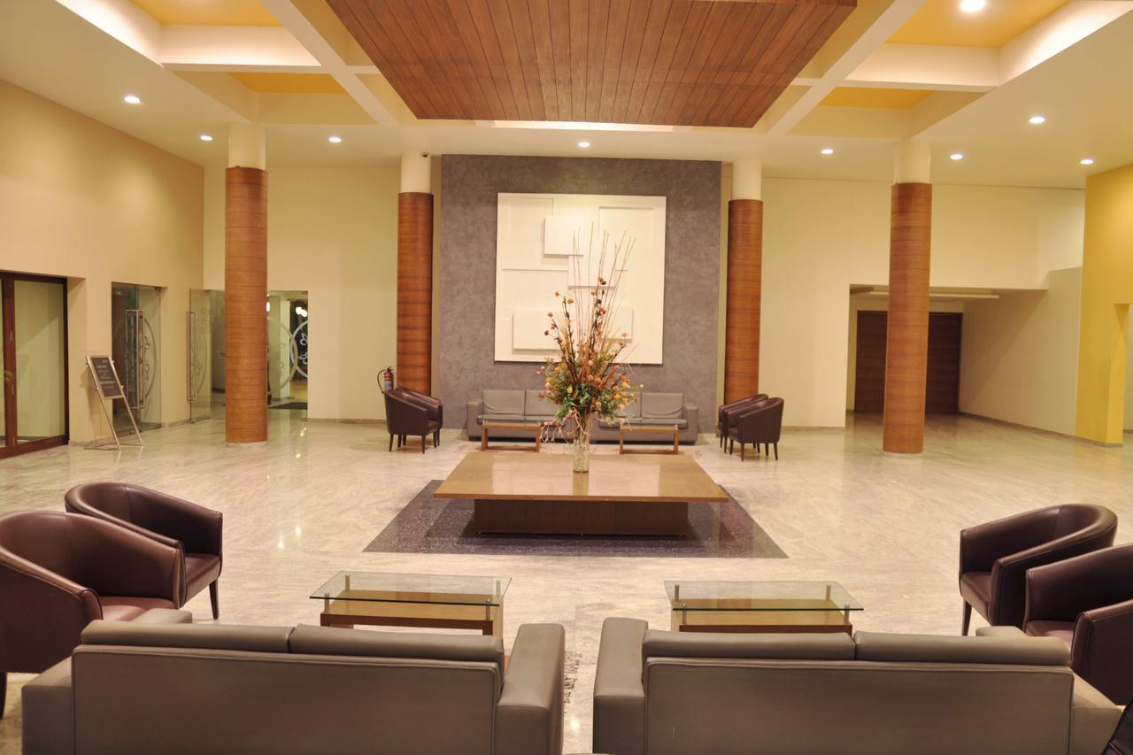 Seasons Rajkot Hotel Buitenkant foto